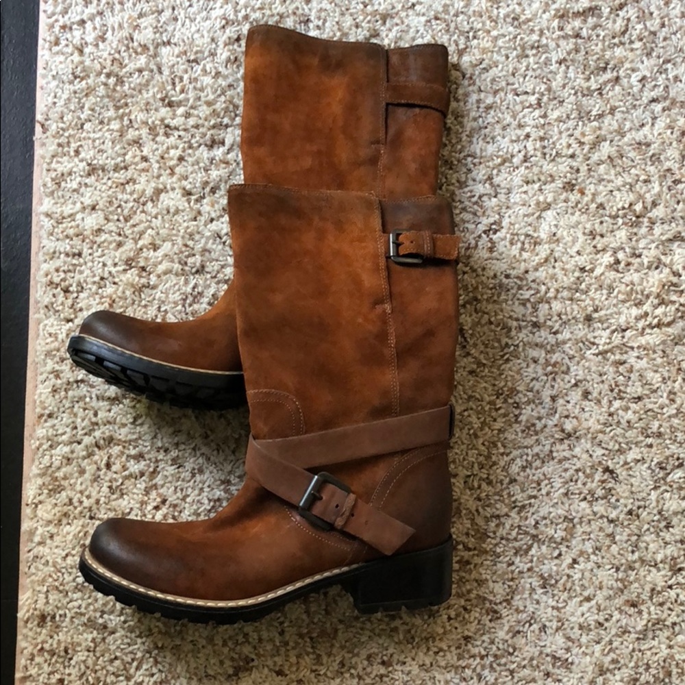 Clarks Lalanna beat suede leather boots.